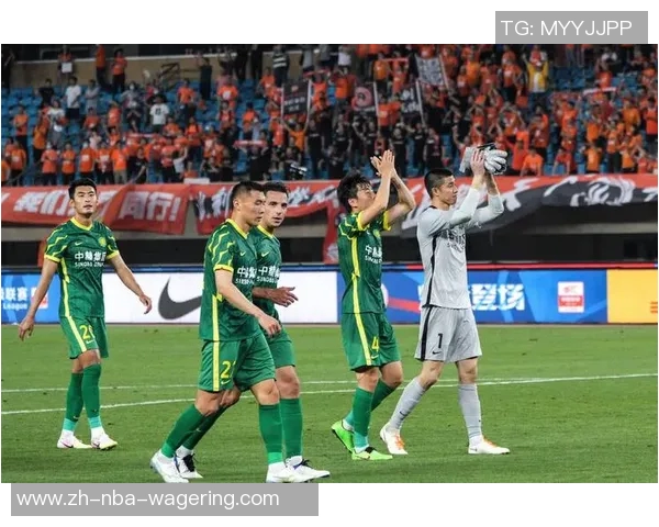 国安足球队奋勇争先力争冠军展现团队精神与拼搏意志 国安足球队奋勇争先力争冠军展现团队精神与拼搏意志